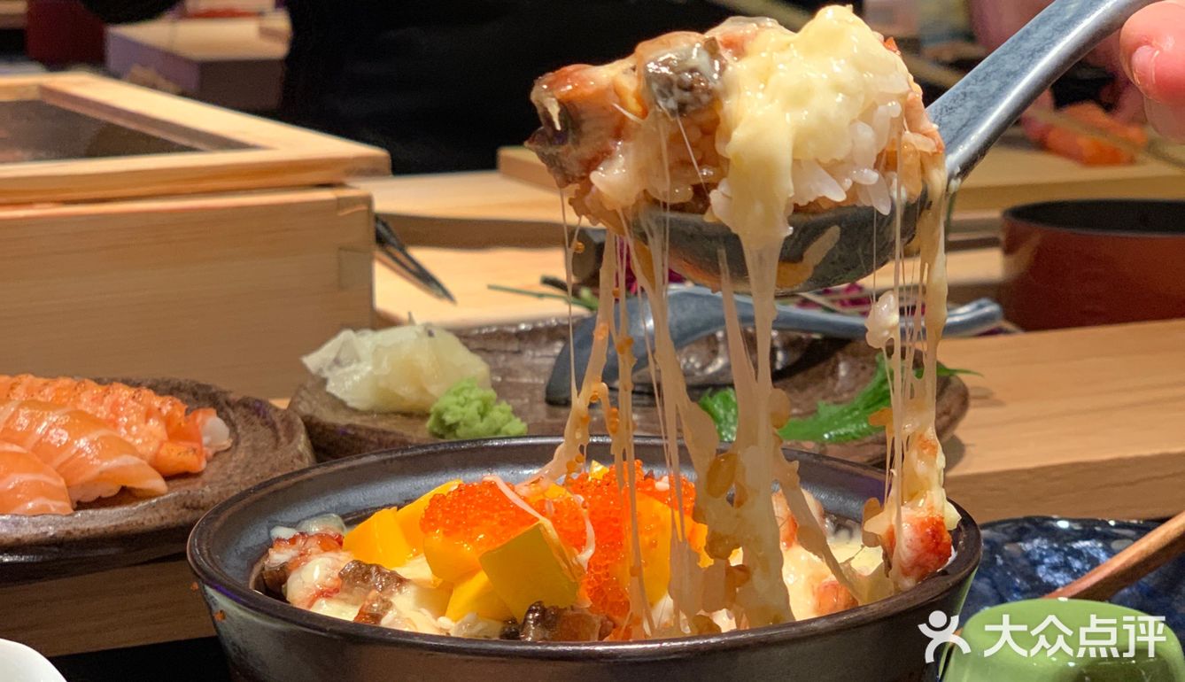 两个人吃了寿司和一个饭加甜品，前菜，人均80左右