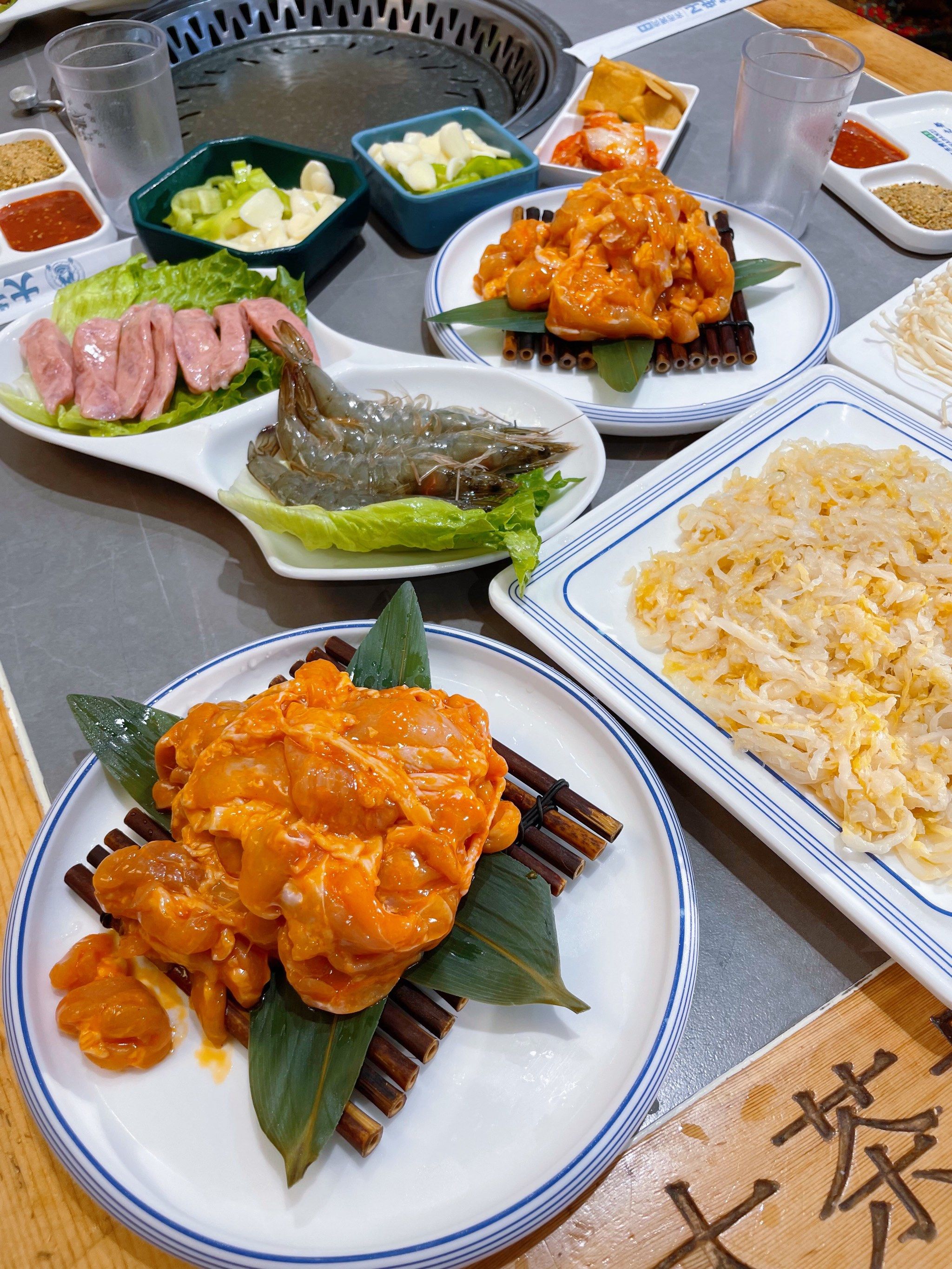 今天的烤肉吃货日记,东北酸菜烤肉!