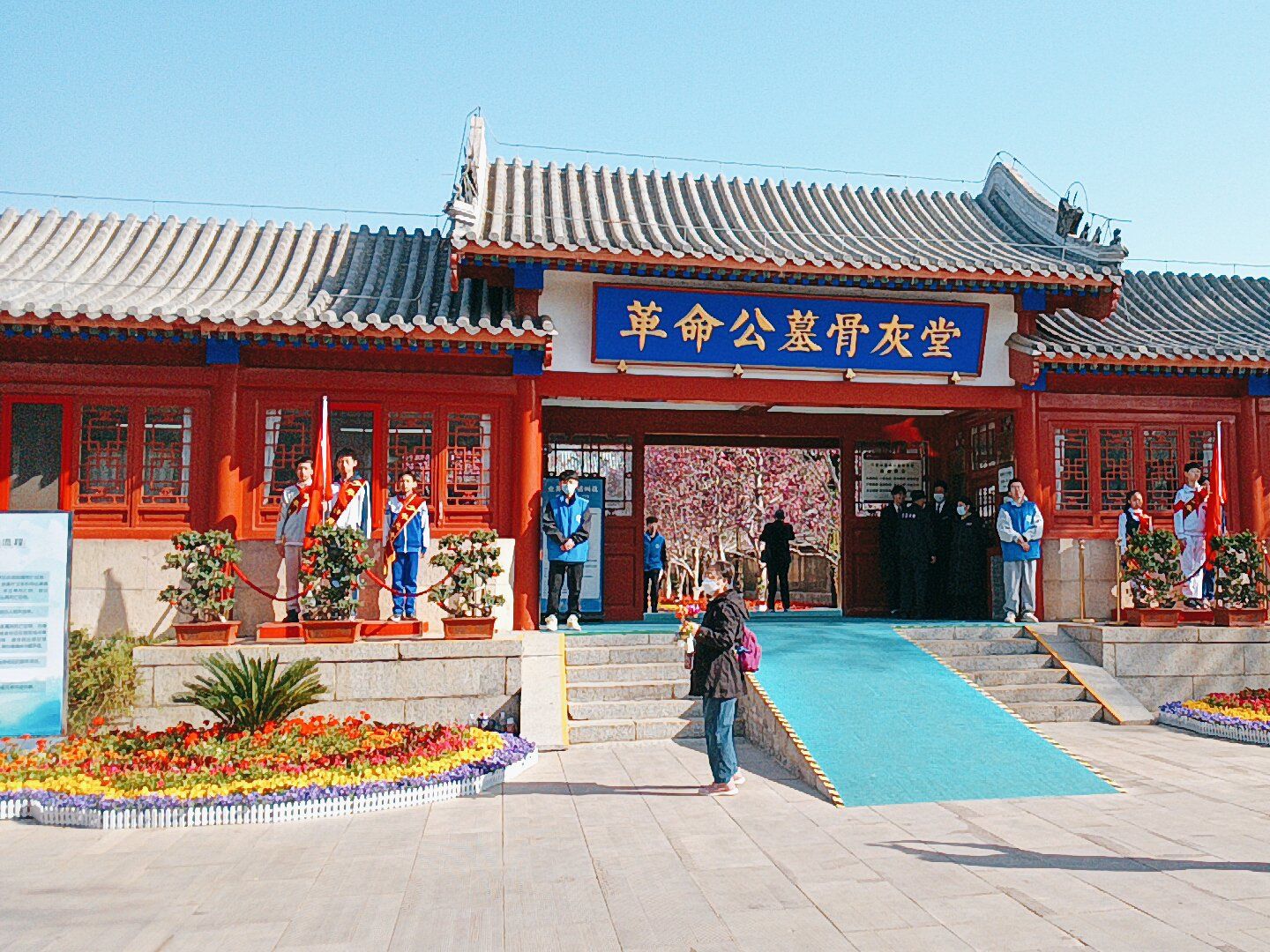 骨灰堂里到处鲜花簇拥庄严肃穆.想