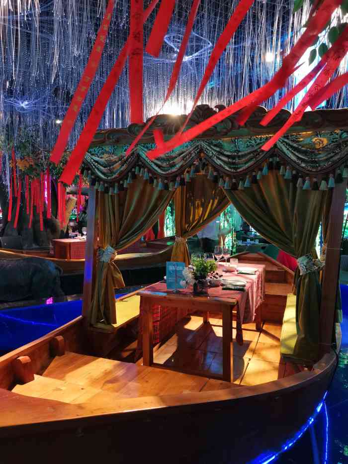 暮光森林音乐主题餐厅(汇京店)-"和朋友逛街,偶然看到这家店,门口陈设