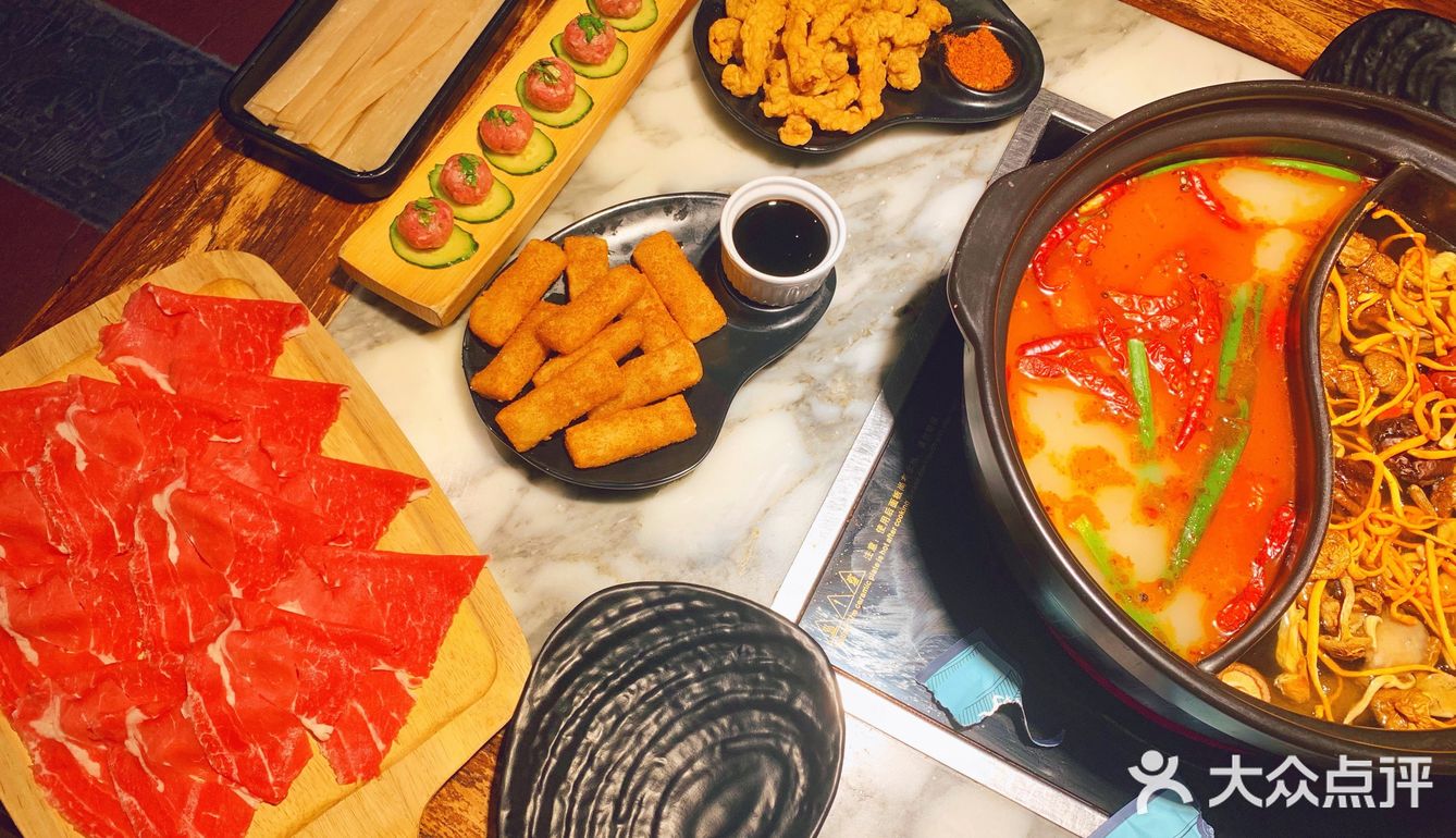 边涮肉边喝汤的火锅店