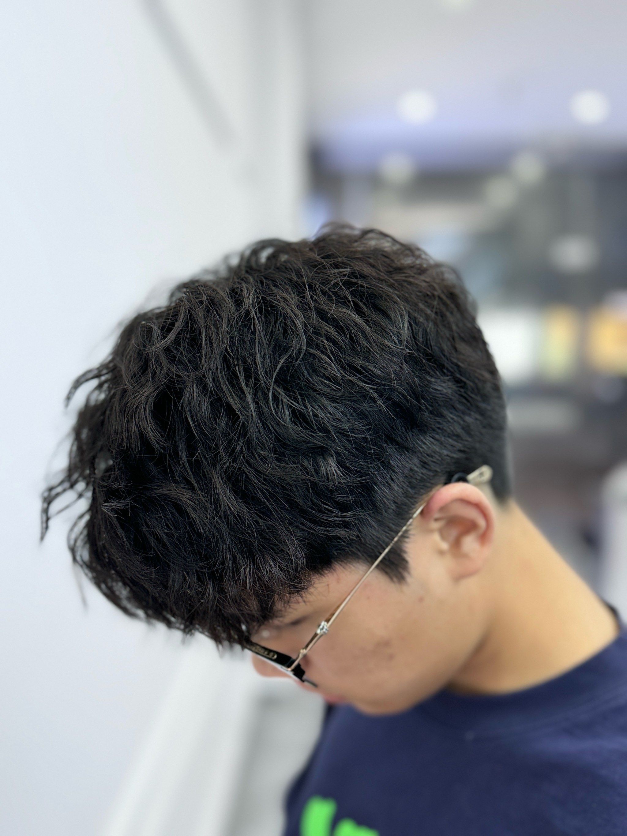 n发型特点\\n微分指刘海位置微微偏分营造出自然随性的感觉