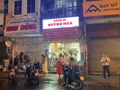 -Bánh Mì Huynh Hoa