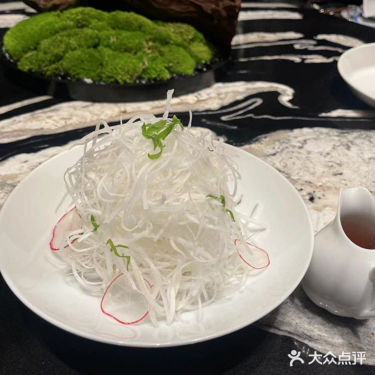 菜品属于淮扬菜系，服务员推荐了几道冬季时令菜