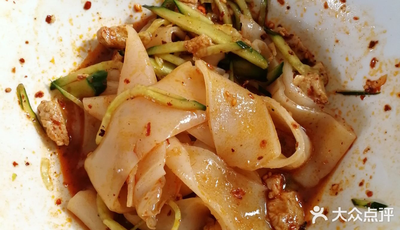 拌开的凉皮简直是色、香、味俱全！简直太美味了