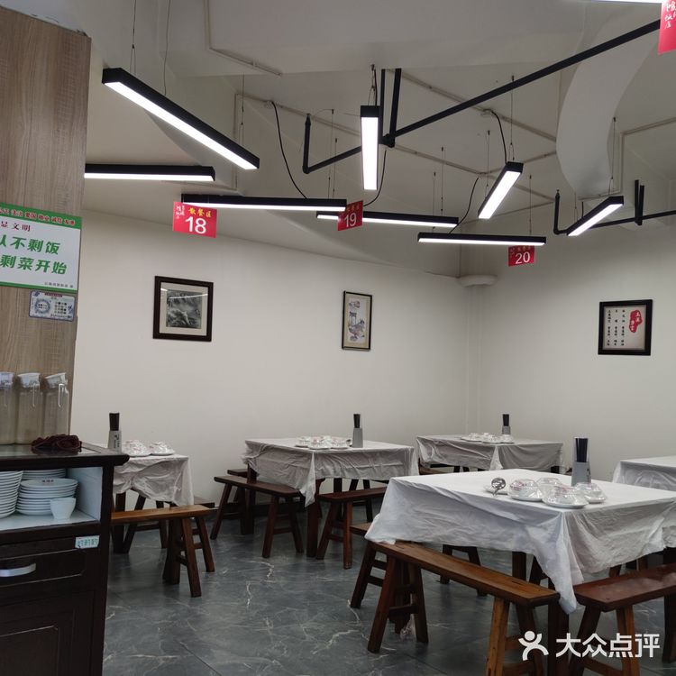 到了玉溪打开点评看到了鸿源饭店，这家店承接宴席多