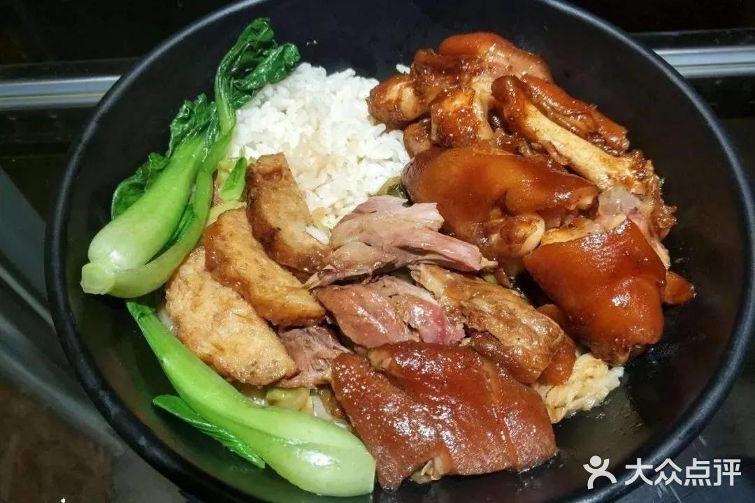 油亮亮的卤肉饭，真满足