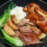 油亮亮的卤肉饭，真满足