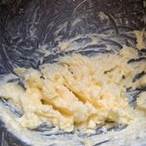 篩入低筋麵粉，奶粉，攪拌. 到沒有麵粉末了，揉成團