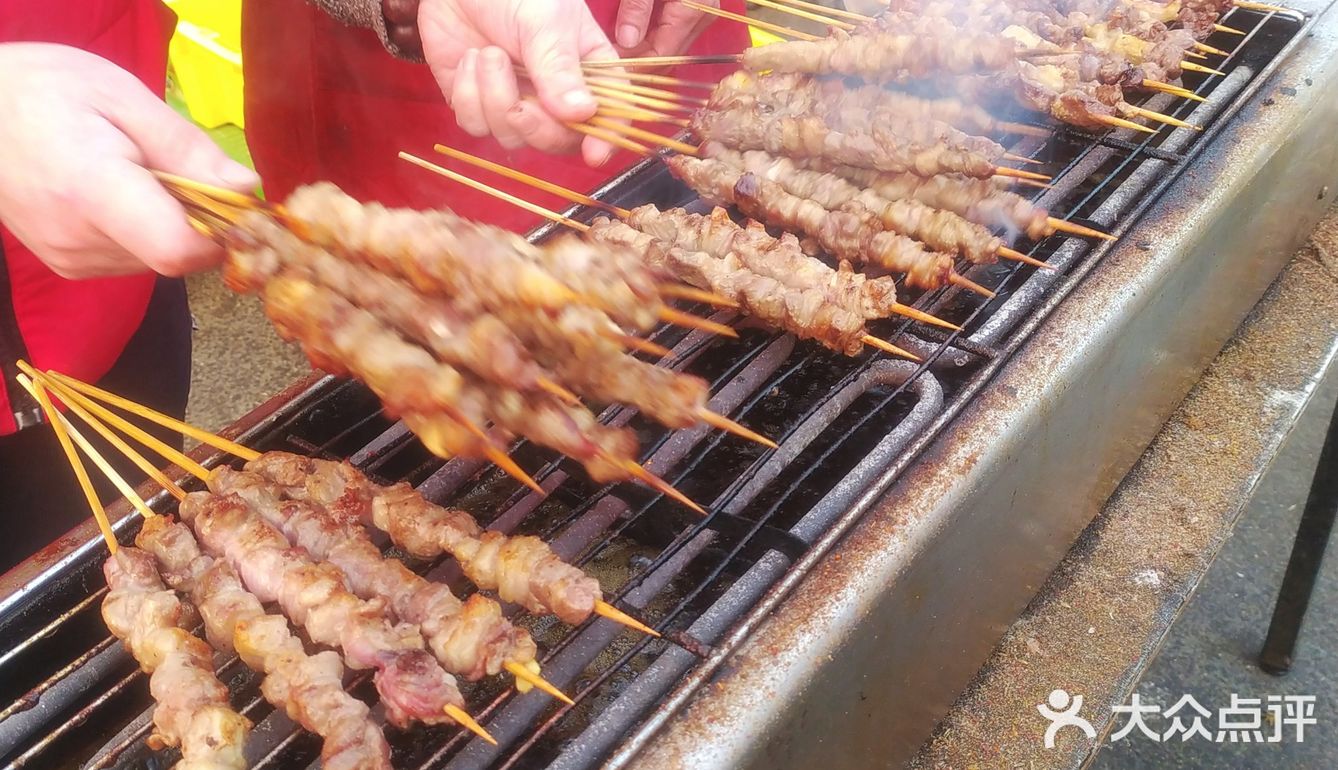 物美门口的羊肉串也太香了吧！
