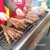 物美门口的羊肉串也太香了吧！