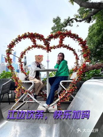 在北外滩滨江绿地闲逛偶遇一家不小的酒馆