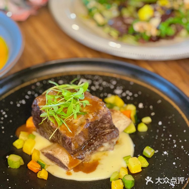 没人会拒绝氛围感花园💐西餐厅吧