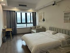 -欧辰国际酒店(重庆欢乐谷轻轨站店)