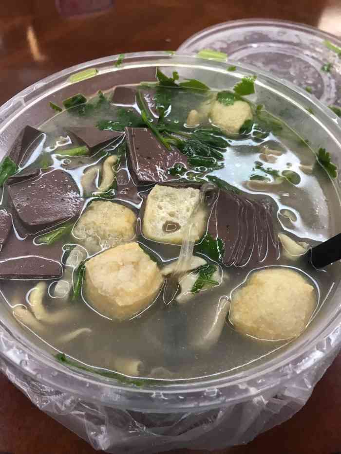 上班时点份鸭血粉丝当工作餐