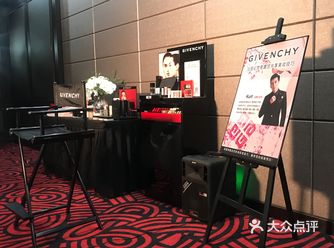 正装价格都很贵，所以流传度少吧哈哈