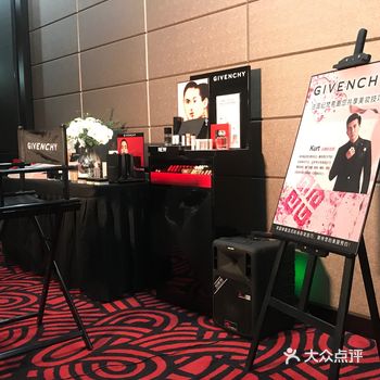 正装价格都很贵，所以流传度少吧哈哈