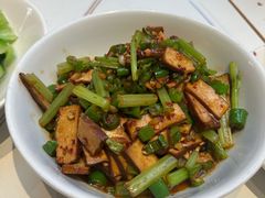 -阿瓦山寨·湘菜现炒·剁椒鱼头王(咸阳总店)