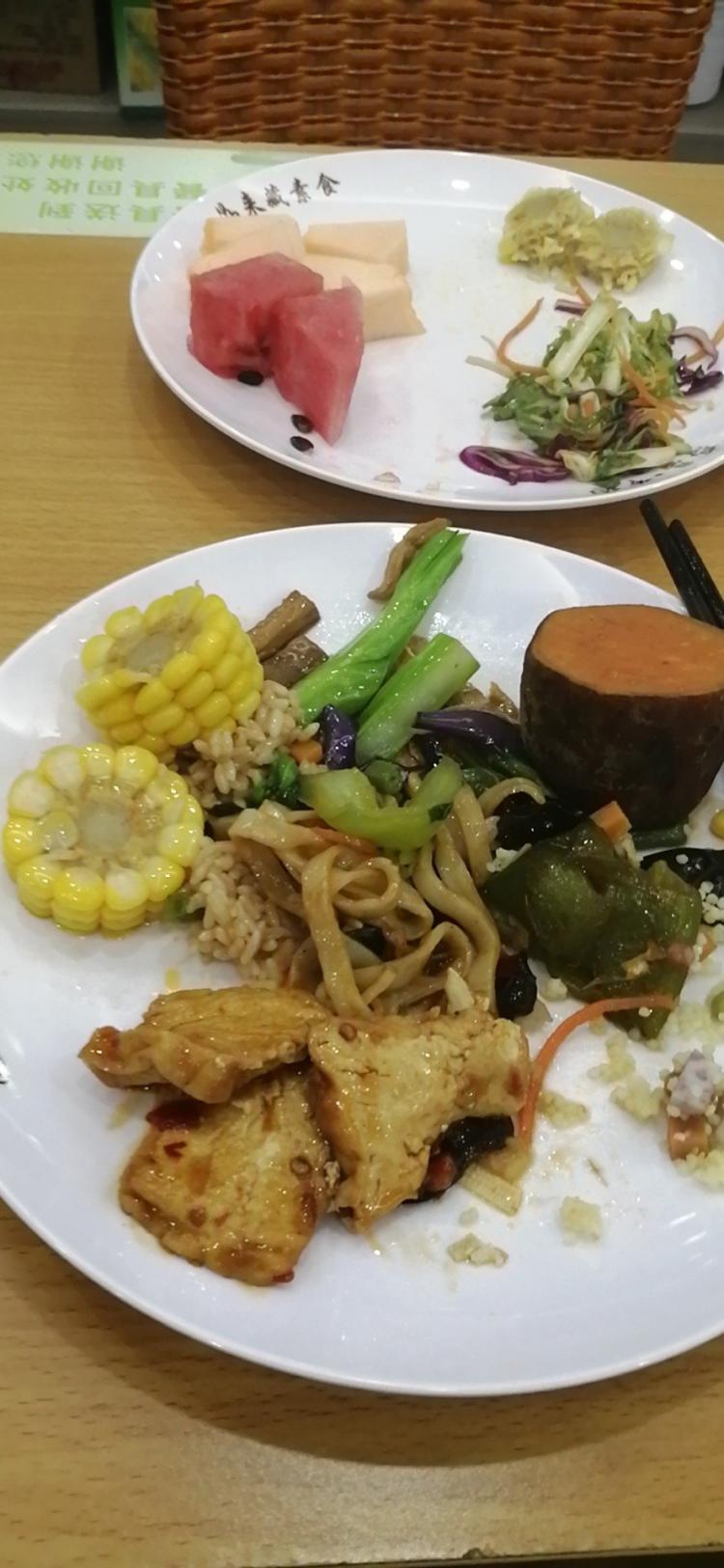 25元的素食自助餐 老人和小孩还会有优惠 饭点生意很好 菜口味不错