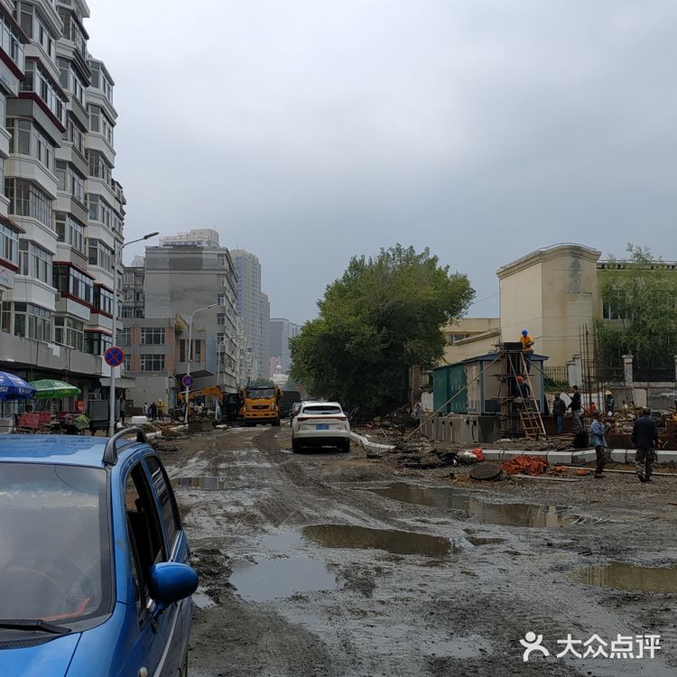 冒雨去探查鱼市搬迁进度