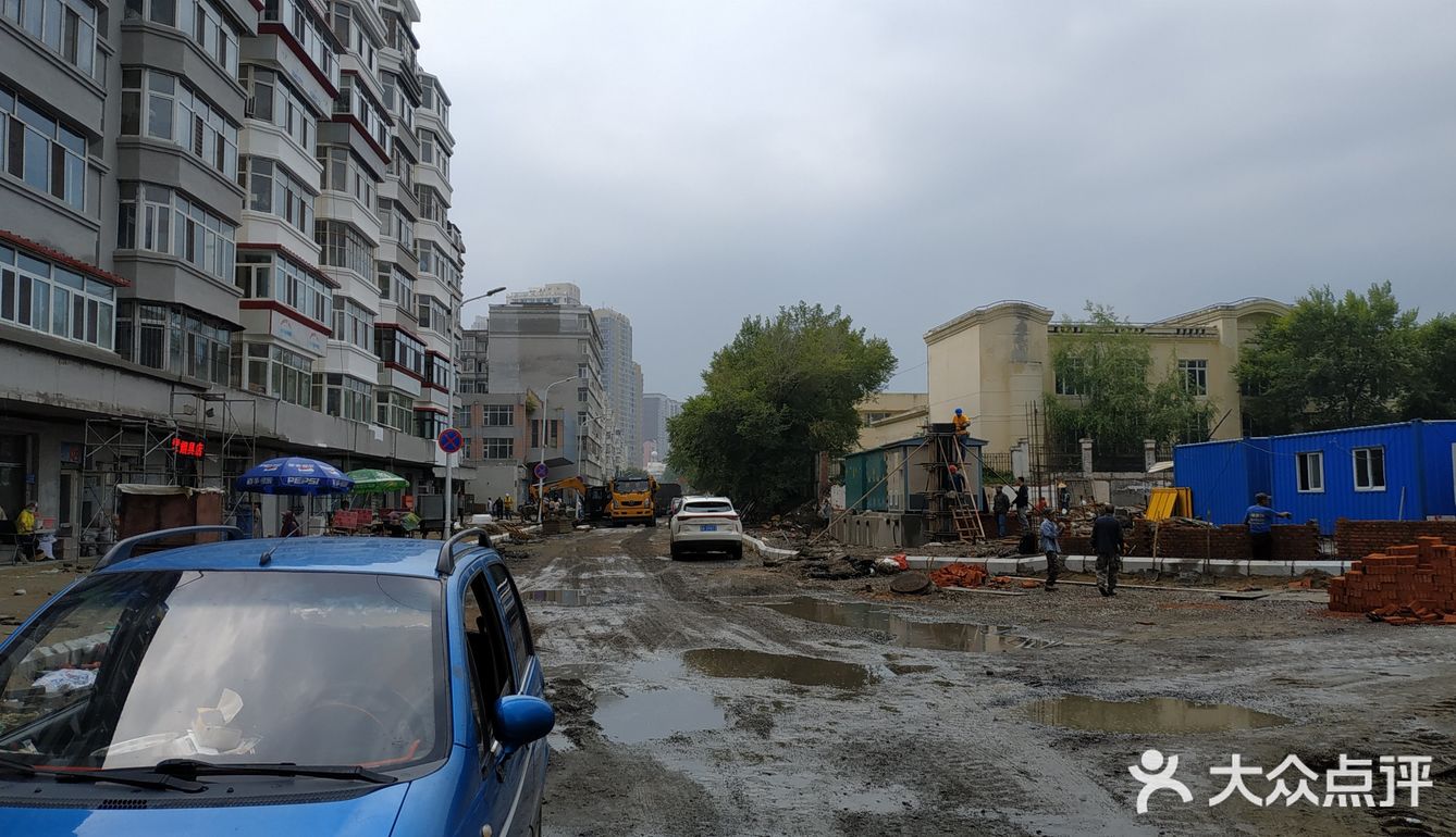 冒雨去探查鱼市搬迁进度