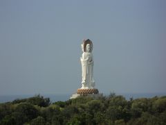从酒店窗子看到的海上观音-三亚南山迎宾馆