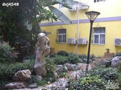 1楼双床标间的窗户正对着庭院-如家酒店(杭州西湖断桥店)