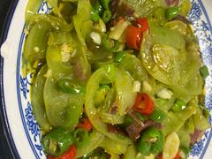 青番茄炒腊肉-老铁私房菜