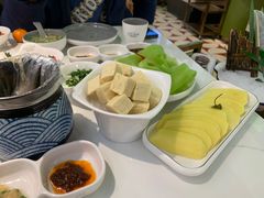 -洪氏嗨捞·广东猪肚鸡·椰子鸡火锅(西咸万象城店)