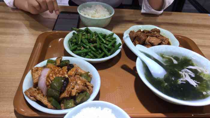 源尚大食堂-"家附近有个大食堂真方便,有时候懒得做饭了.