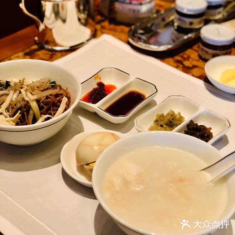 酒店地理位置非常优越，门前两条地铁线路，步行距离三分