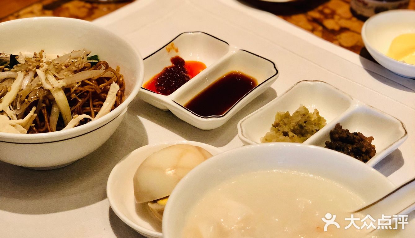 酒店地理位置非常优越，门前两条地铁线路，步行距离三分