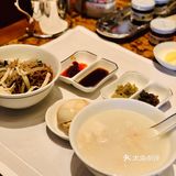 酒店地理位置非常优越，门前两条地铁线路，步行距离三分