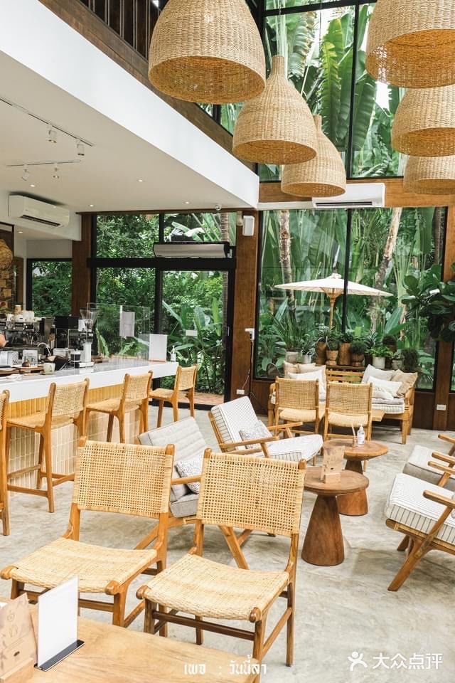 泰国曼谷城市内森林氧吧咖啡店