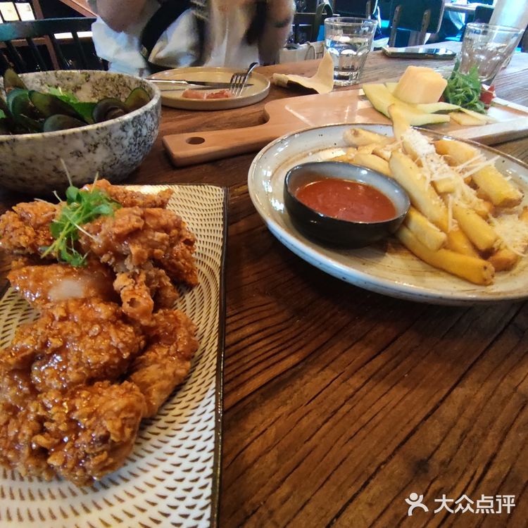 4个人去吃点了7个菜根本吃不光