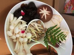菌类拼盘-洪氏嗨捞·广东猪肚鸡·椰子鸡火锅(西咸万象城店)