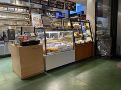 面包甜点陈列柜-房角石咖啡与书(吉大南校店)
