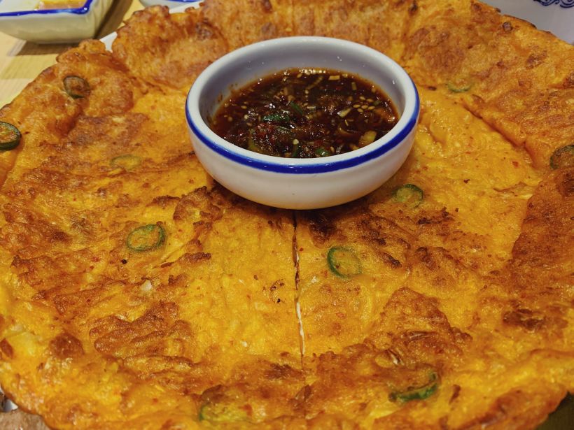 泡菜饼不蘸酱汁也挺有滋味的