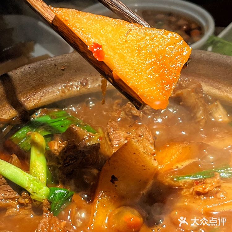 城墙边的港式打邊爐牛腩牛雜煲‼️满满一锅让冬天的幸福感爆棚