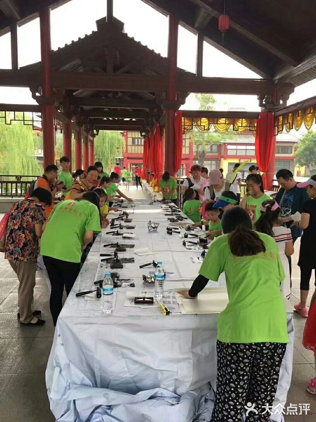 长街长，尽显国韵精粹；烟花季，领略非遗风采”