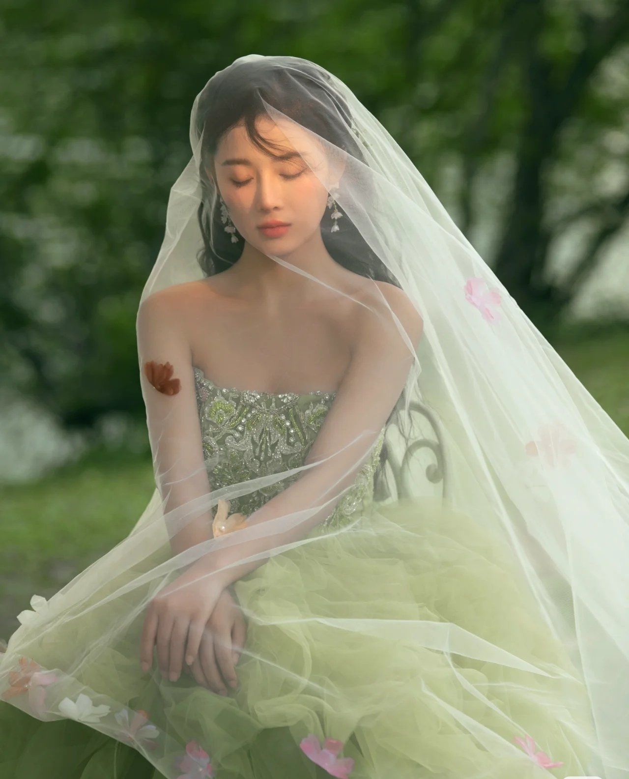 n这个春天的绿草蓝天,微风轻轻吹起,
照片中一生绿色的轻纱仙气