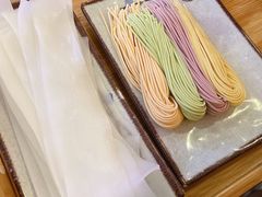 四色面-毛辣果·贵州红酸汤牛肉火锅(西单店)
