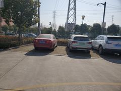 -秀沿路地铁站停车场