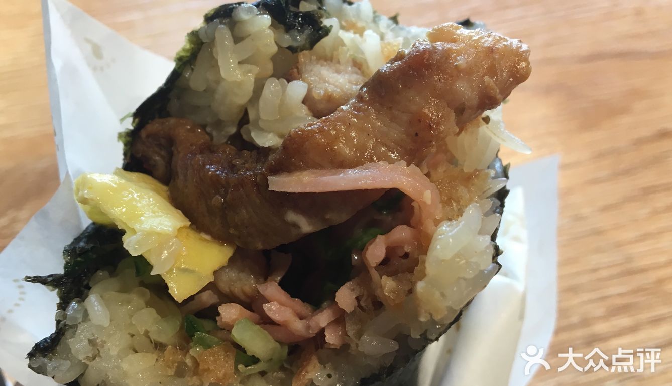 用芝麻、燕麦等五谷做的米浆，虽然小姐姐提醒了会烫口