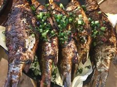 何师烤鲫鱼-何师烧烤Pro ·江湖川菜·小龙虾·精酿(太古里旗舰店)