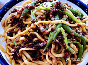 好吃到盘底都要舔光的【家常豆角肉焖面】