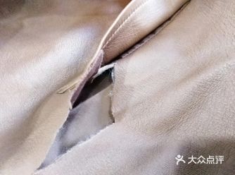 【皮衣破损情况】 穿过皮衣的朋友都知道，皮衣很容易出
