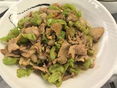 青椒炒黑毛猪肉-蔼若春.传承云南菜(金碧公园店)