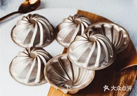 这块发糕，口感湿润柔软，材料拌一拌就好啦~还不需要烤箱哦！
