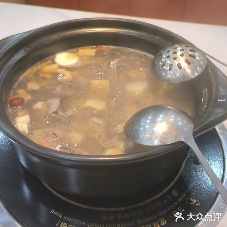 这家店的老板是广东人，听他打电话都是广东的口音